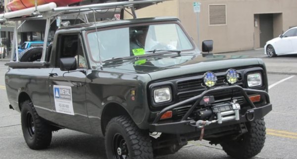  Това е красив класически пикап, който започва да се произвежда през 1976 г. и е спрян през 1980 г. Този модел по-специално се отличаваше с много по-дълго междуосие и обърнат дизайн. Въпреки отличителните си характеристики, той, за съжаление, имаше доста кратък производствен цикъл, което доведе до сравнително малко бройки, оцелели днес в добро състояние.

Почти е невъзможно да се определи точно колко от тези &bdquo;лоши момчета&ldquo; са произведени в четиригодишния му период. Но определено е рядкост. Неговата издръжлива конструкция и похвални възможности за офроуд го направиха любим сред авантюристичните шофьори по онова време и продължава да привлича по-ориентирания към открити пространства колекционер.
